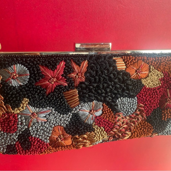 Fun embroidery clutch/shoulder/crossbody to accessorize your special event - Picture 2 of 5